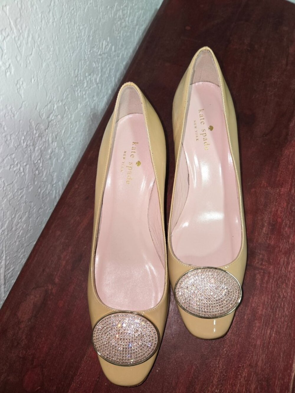 Kate Spade Italy Nude Patent Leather Block Heel Pumps Crystal Medallion Sz 8B - Picture 9 of 9